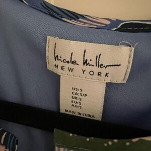 Nicole Miller Blue and Green Patterned Garment